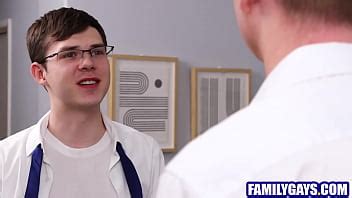 Padrastro enseñando a su hijastro cómo usar el anillo para el pene Sexo gay entre viejos y