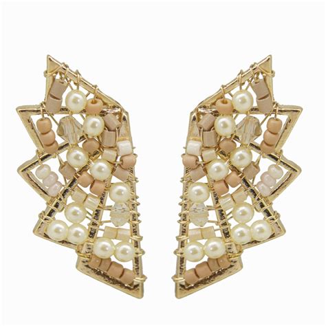 Brinco bordado a mão vidrilhos e contas de vidros em tons de nude e perolas abs folheado em