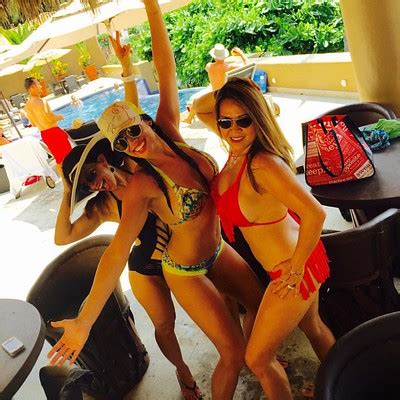 Hot Sexy Kim Campbell Bikini Pics