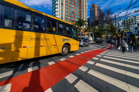 V Deo Carro De Luxo Bate Em Nibus E C Mera Flagra Acidente Em