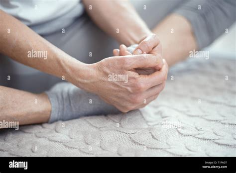 Femme mature assise sur le sol Banque de photographies et dimages à haute résolution Alamy