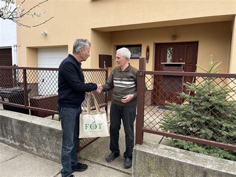 Húsvéti csomagokat kaptak a szépkorúak az önkormányzattól - FÓTINFO