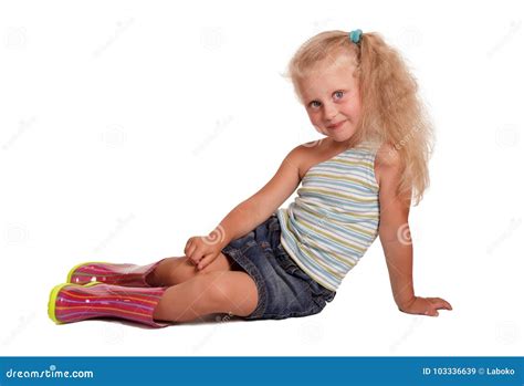 Petite Fille Blonde Avec Du Charme Assise En Chemisier Jupe Et Caoutchouc Bo Image Stock