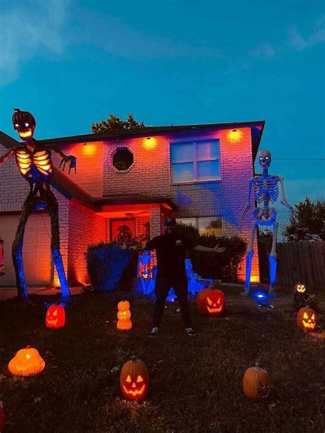 San Antonio Home Shows Off Huge 12 Foot Skeletons For Halloween