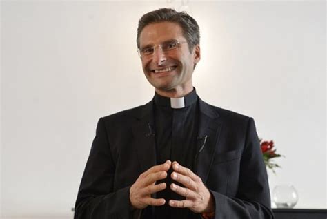 Krzysztof Charamsa Padre Te Logo E Gay Dezanove Ponto De Encontro Da Comunidade Lgbtiqa