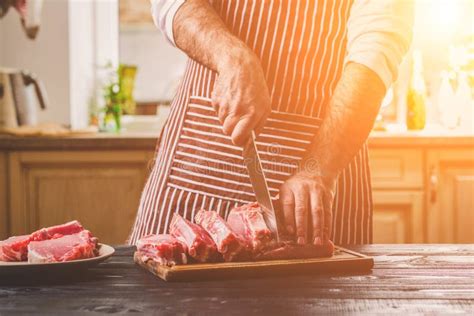 Cortes Del Hombre Del Pedazo Fresco De Carne De Vaca En Una Tabla De