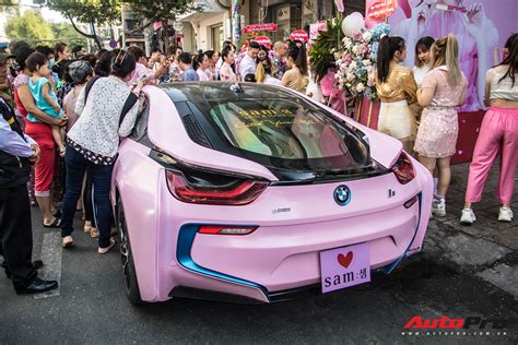 Hot girl Sam tự tay cầm lái BMW i8 màu hồng trong ngày khai trương cửa hàng mỹ phẩm của mình