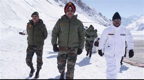 J K Northern Army Commander Visits Forward Posts In Siachen Sector To