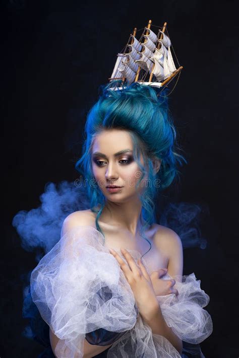 Ragazza Sensuale Con Le Spalle Nude E La St Blu Dipinta Dei Capelli Fotografia Stock Immagine