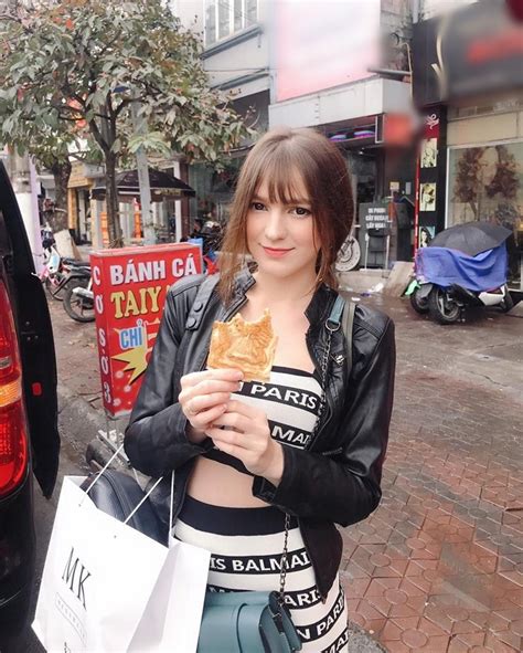 DJ Tây đẹp nhất Hà thành hot girl Đồng Nai đi ăn quán bình dân ở vỉa hè gây chú ý