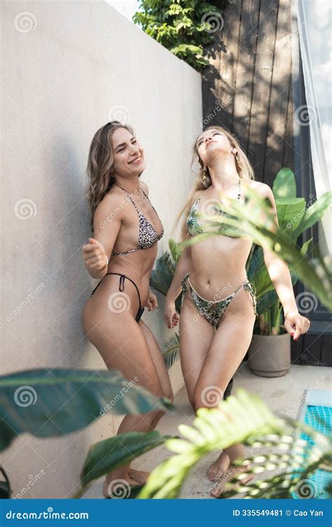 Mujeres Sensualmente Delgadas En Bikini Bailando Junto A La Piscina En Las Vacaciones De Verano