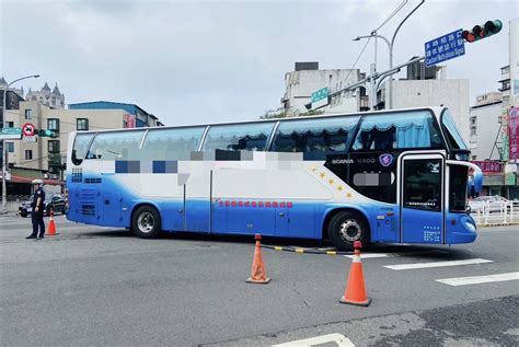 影 行人地獄片！遊覽車左轉未禮讓行人 女清潔員遭撞倒受傷送醫急救 中天新聞網