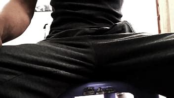 Joven Con Gran Polla Sentada En Una Silla XVIDEOS