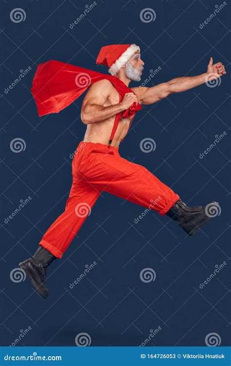 Nude Babbo Natale Salta Fuori Con Un Sacco Di Regali Immagine Stock Immagine Di Presente