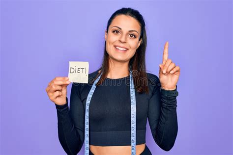 Joven Y Hermosa Mujer Deportista De Brunette Usando Cinta De Medir Sostenimiento Recordando Con