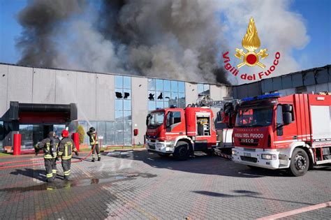 Incendio Deposito Gomme Empoli Persone Intossicate Ricoverate In