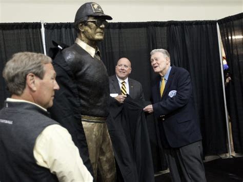 Hayden Fry statue revealed at FryFest