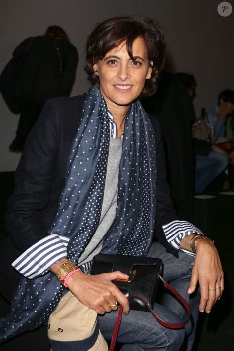 Photo Inès de La Fressange assiste du premier rang au défilé Carven