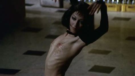 Naked Rosita Torosh In Passi Di Danza Su Una Lama Di Rasoio