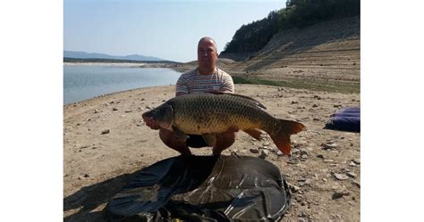 Шаран гигант изскочи от сух язовир