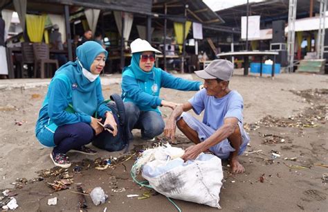 Bersama Dinas Kelautan Dan Perikanan Pkk Sulsel Bersihkan Pantai Beba