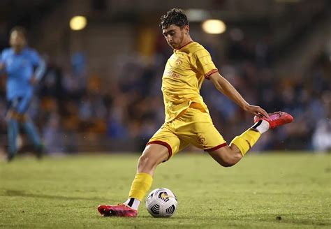 ABSURDO APÓS ASSUMIR SER GAY JOGADOR REVELA MEDO EM DISPUTAR A COPA DO MUNDO NO CATAR Pense