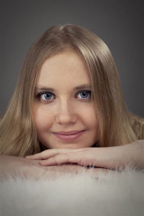 Het Portret Van De Schoonheid Van Blonde Vrouw Stock Afbeelding Image Of Stijl Blond