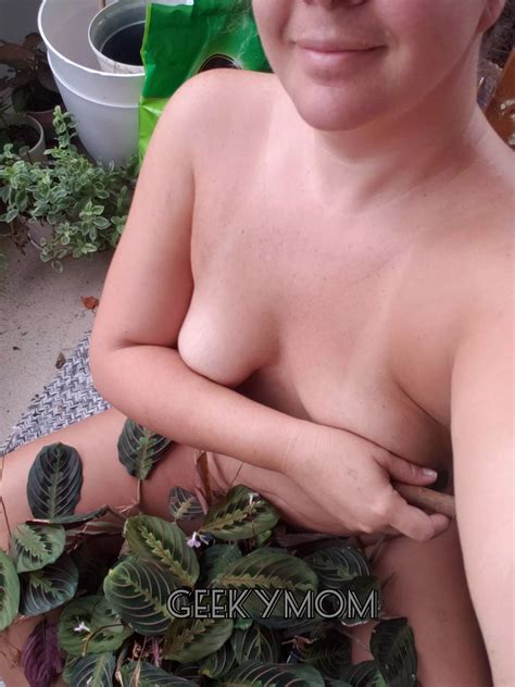 Getting Dirty On My Porch Nudes Girlsdoingstuffnaked NUDE PICS ORG