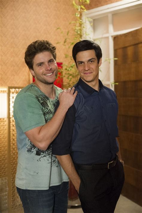 Mateus Solano e Thiago Fragoso relembram º beijo gay em novela da Globo Metrópoles