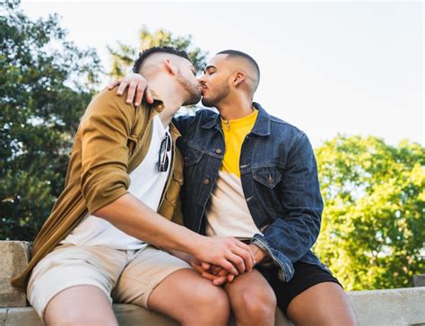 Portrait D Heureux Couple Gay Passer Du Temps Ensemble Et S Embrasser Dans Le Parc Concept De