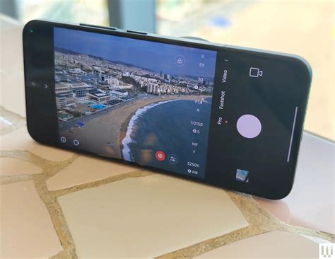 Xiaomi показала концепт смартфона, к которому можно подключить объектив