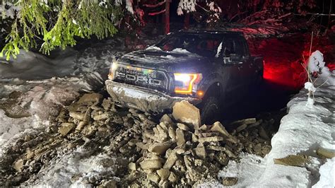 Потеряли Defender в яме, порвали лебедку на Raptor и разбортировали ...