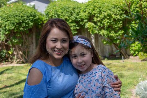 Exterior Sonriente Y De Risa De La Madre Y De La Hija De Latina En