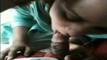 Une MILF séduisante suce une longue bite au bureau PORNDROIDS