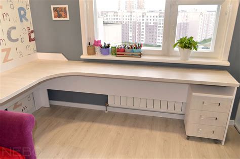 Большой письменный угловой стол на двоих у окна в детской для ...