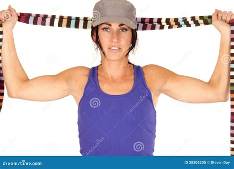 Mooi Brunette Met Ernstige Uitdrukking Het Uitrekken Zich Sjaal Boven S Stock Afbeelding Image