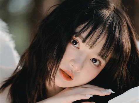 Hot girl trường Kinh tế chuẩn con nhà người ta Xinh đẹp lại học giỏi