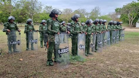 Entrenamiento De Los Pelotones De Policía Militar Ejército Nacional