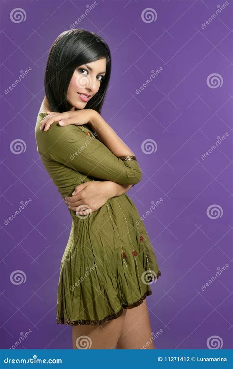 Bella Giovane Donna Indiana Del Brunette Che Propone Le Mani Fotografia Stock Immagine Di Sano