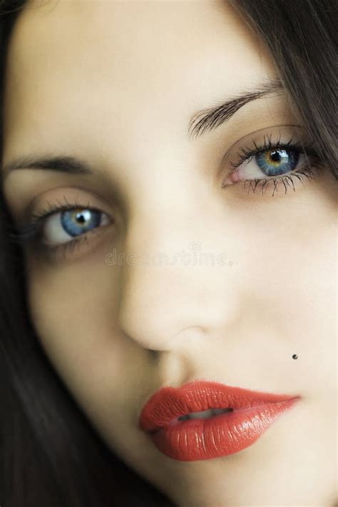 Jeune Belle Femme De Brunette Photo Stock Image Du Verticale Bleu