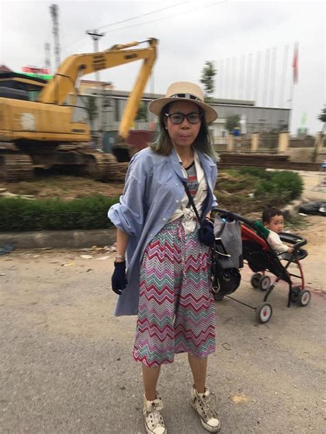 Hình ảnh hot girl Bella đưa con trai lang thang trên đường phố