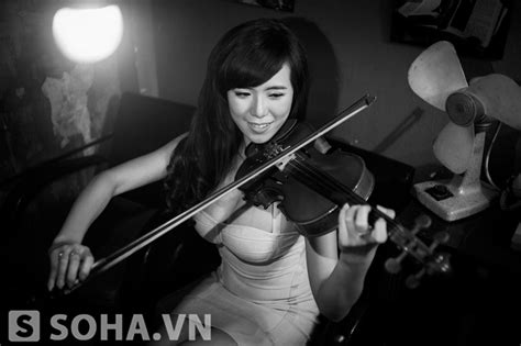 Ảnh hot girl Mai Thỏ khoe vòng 1 bên cụ ông gây tranh cãi