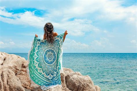 Jovem Mulher Bonita Dan A Traseira Despida Na Praia Imagem De Stock