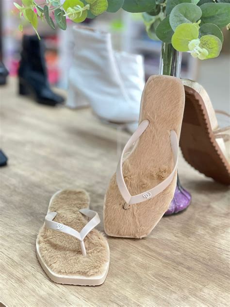 CHINELO DAY PELINHO NUDE Day Ortega