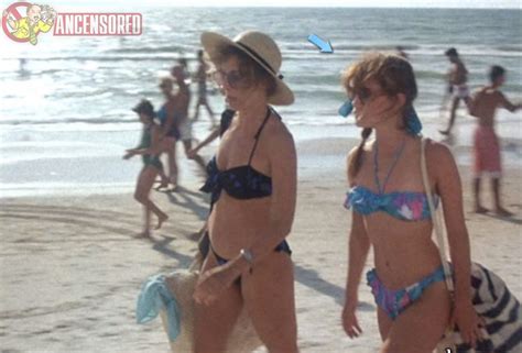 Naked Kerri Green In Summer Rental