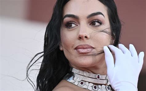 Georgina Rodríguez cautiva con extraña combinación pants y corsé nude