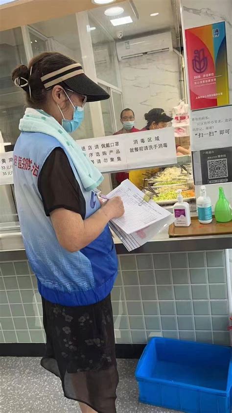 75岁上海阿姨，日行万步巡查菜场饭店：不想“找碴”，只为守护这点烟火气杨晖居民区长白