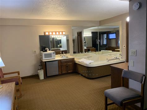 Non-Creekside Jacuzzi Rooms - Sidney James Mountain Lodge in Gatlinburg, TN