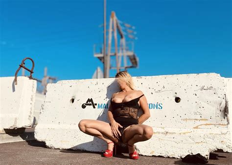 Exhib Outdoor Slut Stepmom Milf Show Her Ass Boob Pussy Pose Nude Pics Xhamster