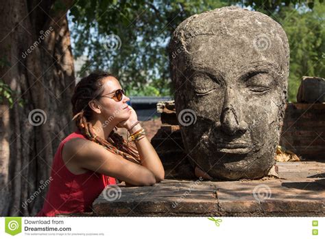 La Belle Jeune Fille Blonde Sexy Avec Un Chiffre Mince De Physique Sportif Faisant Le Yoga